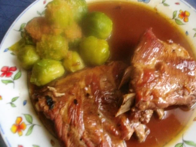 knusprige fleischige Rippchen  mit Rosenkohl in Semmelbrösel - Rezept