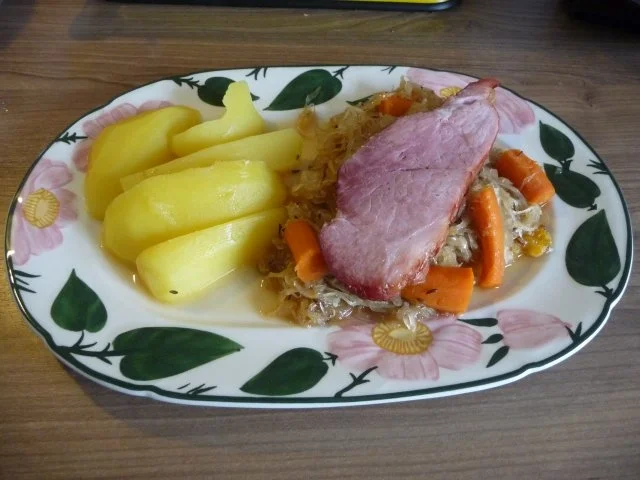 Rezept: Schwein : Schäufele auf Mandarinen-Sauerkraut mit oder ohne Kümmelkartoffeln Bild Nr. 2 Schwein : Schäufele auf Mandarinen-Sauerkraut mit oder ohne Kümmelkartoffeln - Rezept - Bild Nr. 2