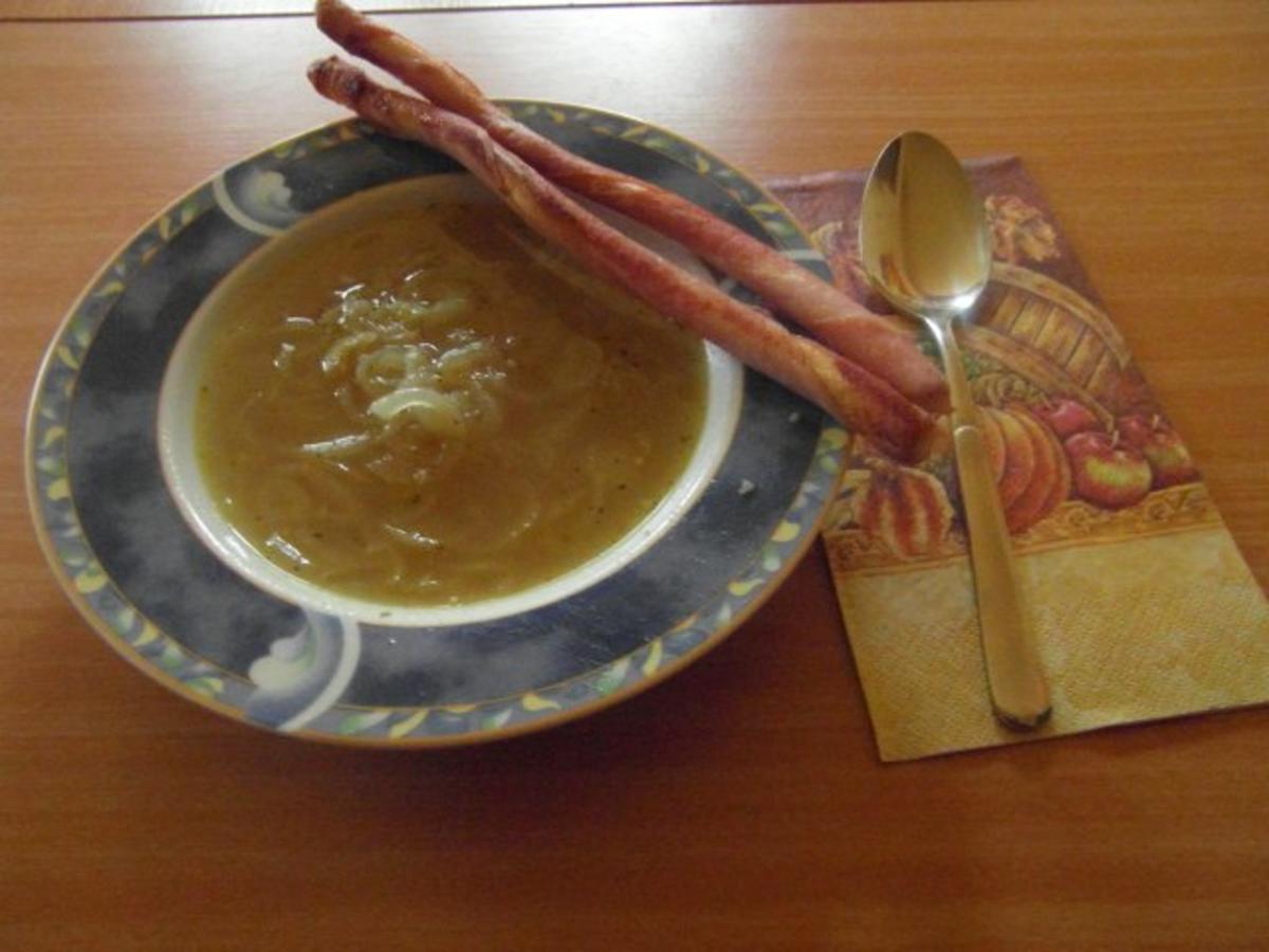 Preiswerte Zwiebelsuppe aus Oma`s Kochbuch - Rezept - kochbar.de