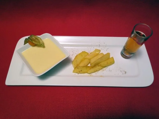 Weiße Schokoladencreme mit Calvados-Apfelspalten - Rezept