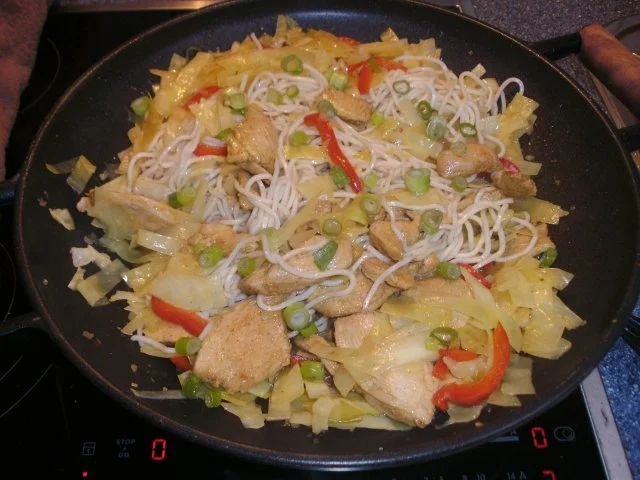 Weißkohl-Nudeln mit Hähnchenfilet - Rezept