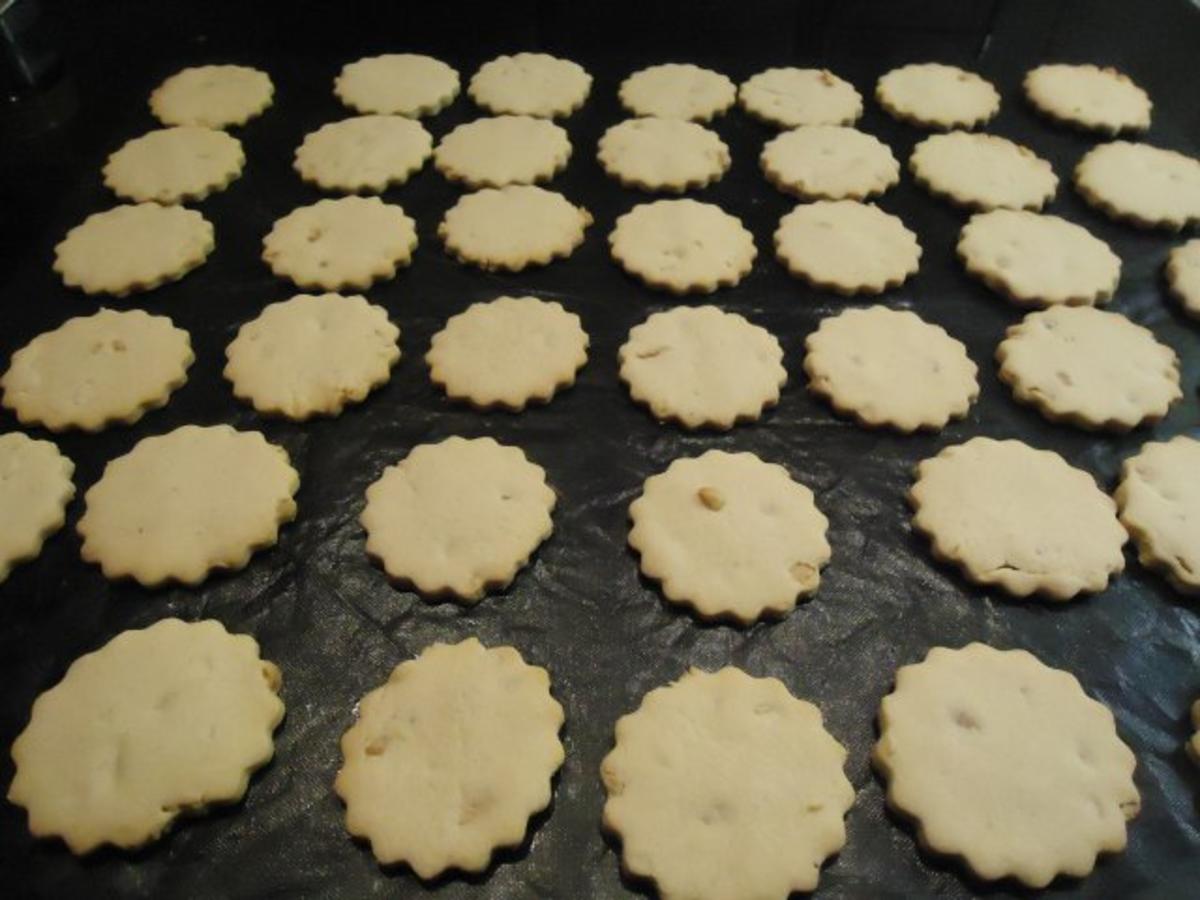 Erdnuss-Plätzchen mit Schokocreme gefüllt - Rezept - kochbar.de