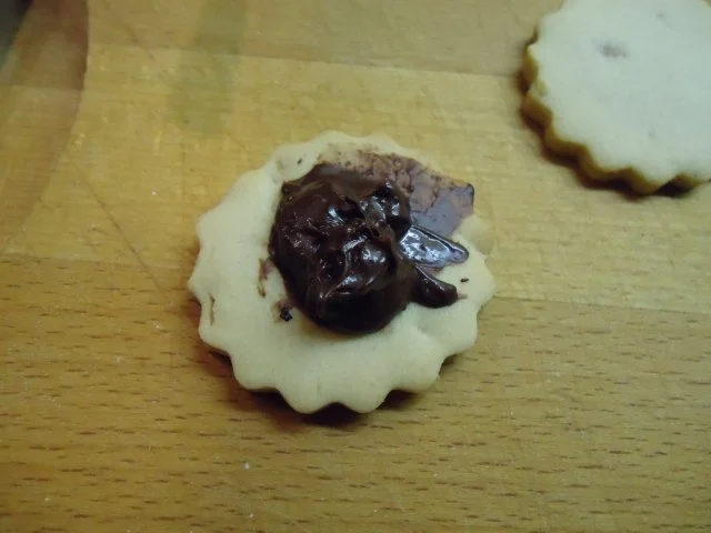 Rezept: Erdnuss-Plätzchen mit Schokocreme gefüllt Bild Nr. 5 Erdnuss-Plätzchen mit Schokocreme gefüllt - Rezept - Bild Nr. 5