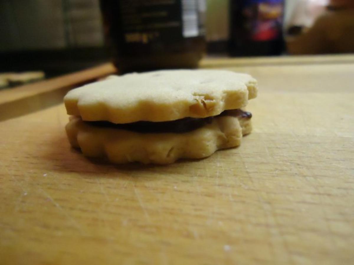 Erdnuss-Plätzchen mit Schokocreme gefüllt - Rezept - kochbar.de