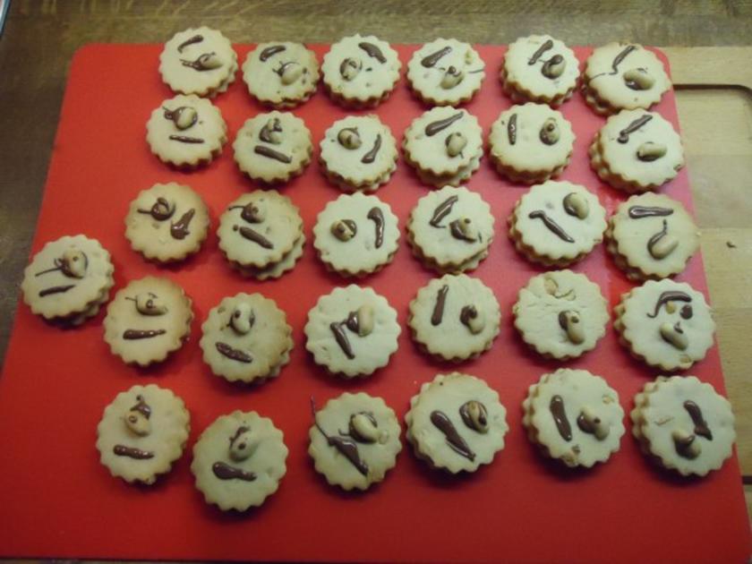 Erdnuss-Plätzchen mit Schokocreme gefüllt - Rezept - kochbar.de