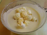 Süssmostcreme mit Caramel-Popcorn - Rezept