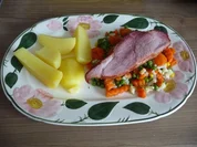 Schwein : Schäufele auf Mischgemüse mit Salzkartoffeln - Rezept