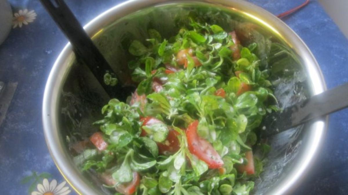 Frischer Feldsalat mit großer Zwiebelfrikadelle - Rezept - Bild Nr. 4