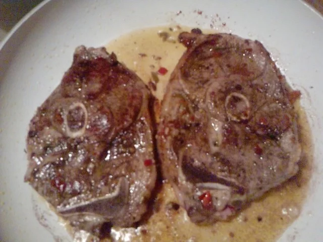 Rezept: 2-FACH HEREINGELEGTES MANCHE MÖGENS SCHARF-LAMMSTEAK BADET IM VINO ROSSO Bild Nr. 6 2-FACH HEREINGELEGTES MANCHE MÖGENS SCHARF-LAMMSTEAK BADET IM VINO ROSSO - Rezept - Bild Nr. 6