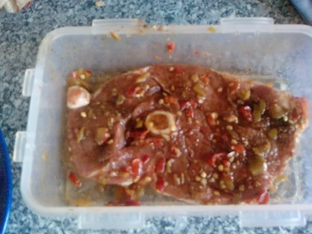 Rezept: 2-FACH HEREINGELEGTES MANCHE MÖGENS SCHARF-LAMMSTEAK BADET IM VINO ROSSO Bild Nr. 3 2-FACH HEREINGELEGTES MANCHE MÖGENS SCHARF-LAMMSTEAK BADET IM VINO ROSSO - Rezept - Bild Nr. 3