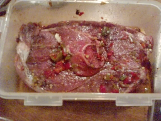 Rezept: 2-FACH HEREINGELEGTES MANCHE MÖGENS SCHARF-LAMMSTEAK BADET IM VINO ROSSO Bild Nr. 4 2-FACH HEREINGELEGTES MANCHE MÖGENS SCHARF-LAMMSTEAK BADET IM VINO ROSSO - Rezept - Bild Nr. 4