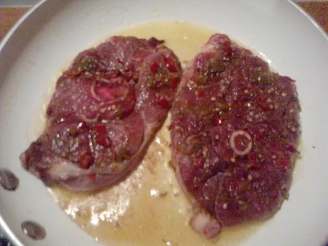 Rezept: 2-FACH HEREINGELEGTES MANCHE MÖGENS SCHARF-LAMMSTEAK BADET IM VINO ROSSO Bild Nr. 5 2-FACH HEREINGELEGTES MANCHE MÖGENS SCHARF-LAMMSTEAK BADET IM VINO ROSSO - Rezept - Bild Nr. 5