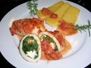 Calamarituben, gefüllt mit Spinat + Schafskäse, an Polenta + Tomatensauce - Rezept