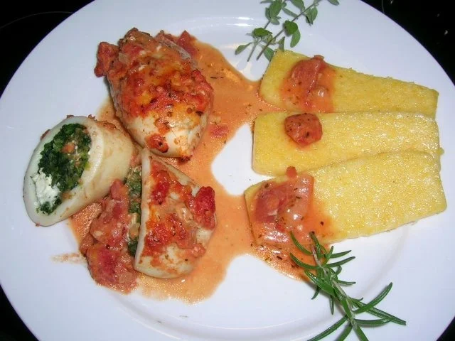 Rezept: Calamarituben, gefüllt mit Spinat + Schafskäse, an Polenta + Tomatensauce Bild Nr. 2 Calamarituben, gefüllt mit Spinat + Schafskäse, an Polenta + Tomatensauce - Rezept - Bild Nr. 2