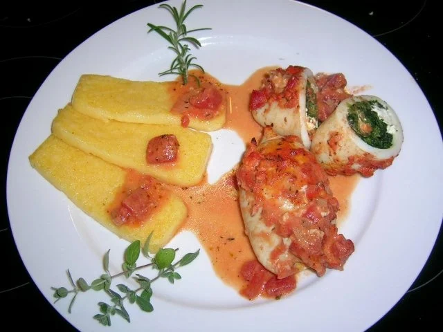 Rezept: Calamarituben, gefüllt mit Spinat + Schafskäse, an Polenta + Tomatensauce Bild Nr. 3 Calamarituben, gefüllt mit Spinat + Schafskäse, an Polenta + Tomatensauce - Rezept - Bild Nr. 3