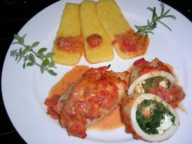 Rezept: Calamarituben, gefüllt mit Spinat + Schafskäse, an Polenta + Tomatensauce Bild Nr. 7 Calamarituben, gefüllt mit Spinat + Schafskäse, an Polenta + Tomatensauce - Rezept - Bild Nr. 7