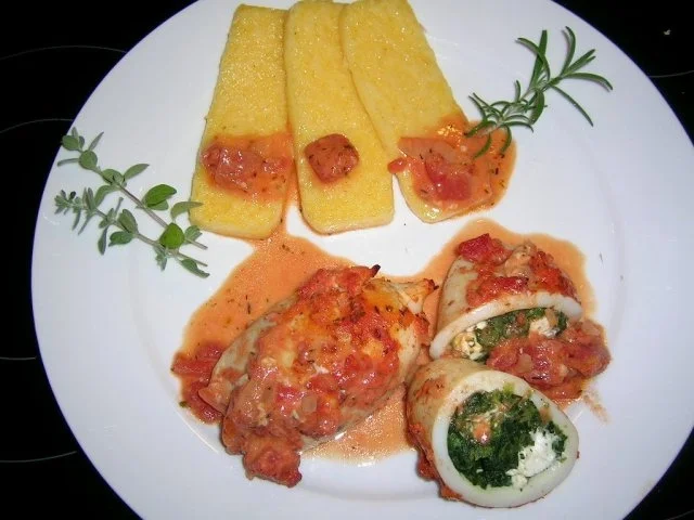 Rezept: Calamarituben, gefüllt mit Spinat + Schafskäse, an Polenta + Tomatensauce Bild Nr. 8 Calamarituben, gefüllt mit Spinat + Schafskäse, an Polenta + Tomatensauce - Rezept - Bild Nr. 8