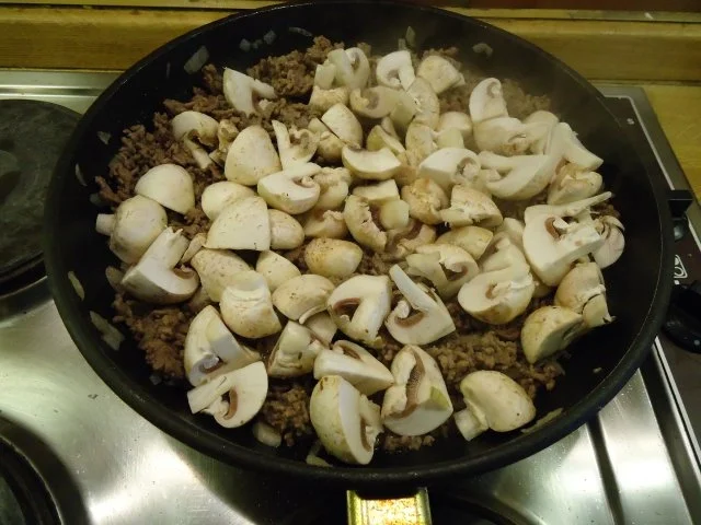 Champignon-Hackpfanne mit Erbsen und Möhren in Rahmsoße - Rezept - Bild Nr. 2