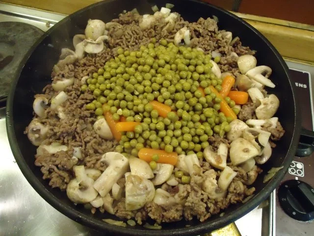 Champignon-Hackpfanne mit Erbsen und Möhren in Rahmsoße - Rezept - Bild Nr. 3