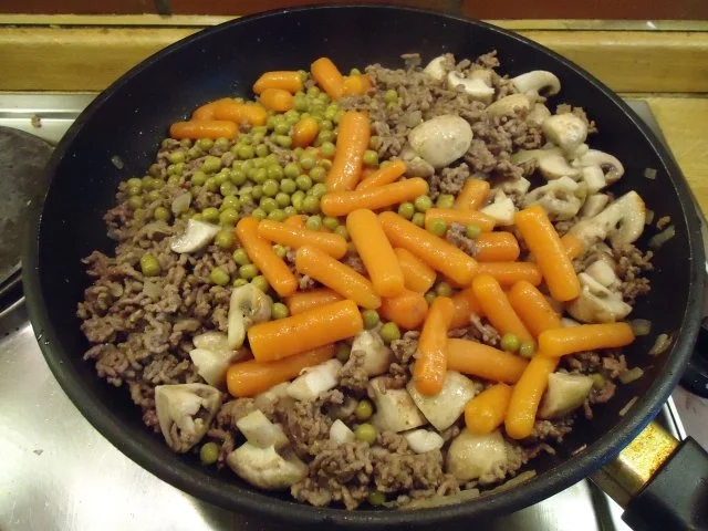 Champignon-Hackpfanne mit Erbsen und Möhren in Rahmsoße - Rezept - Bild Nr. 4