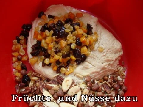 Rezept: Südtiroler Früchte-Nuss Stollen Bild Nr. 10 Südtiroler Früchte-Nuss Stollen - Rezept - Bild Nr. 10