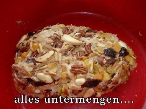 Rezept: Südtiroler Früchte-Nuss Stollen Bild Nr. 11 Südtiroler Früchte-Nuss Stollen - Rezept - Bild Nr. 11