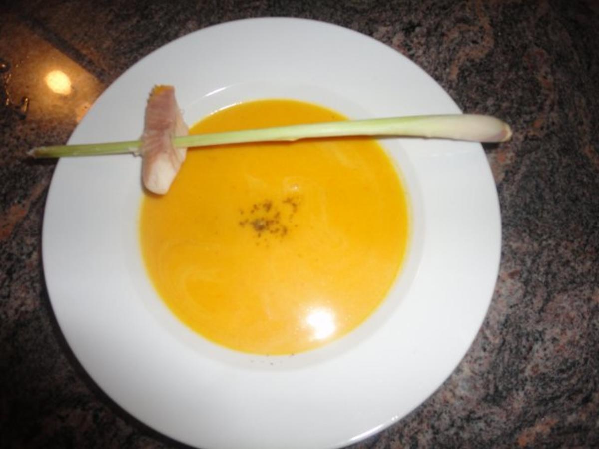 Hokkaido Süppchen mit Zitronengras &amp; Kokosmilch - Rezept - kochbar.de
