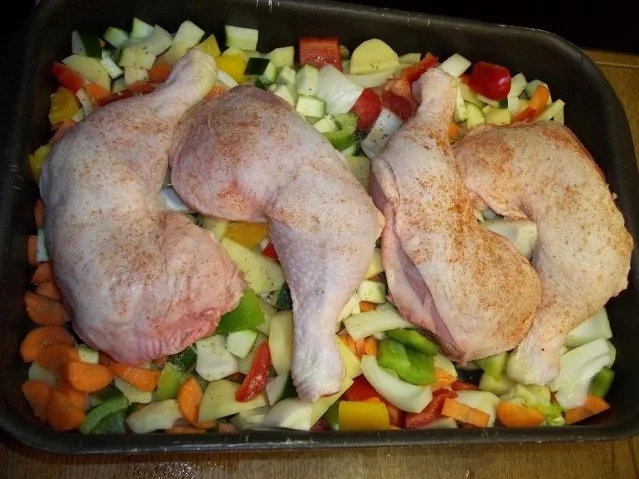 HähnchenSchenkel im Gemüsebett.. - Rezept