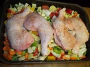 HähnchenSchenkel im Gemüsebett.. - Rezept