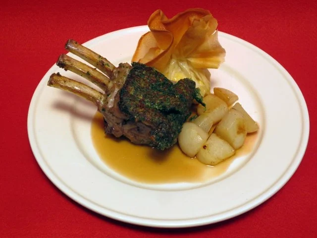 Rezept: Lamm in Kräuterkruste an Pastis-Soße, dazu ummantelte Herzoginnenkartoffeln und Gemüse Lamm in Kräuterkruste an Pastis-Soße, dazu ummantelte Herzoginnenkartoffeln und Gemüse - Rezept
