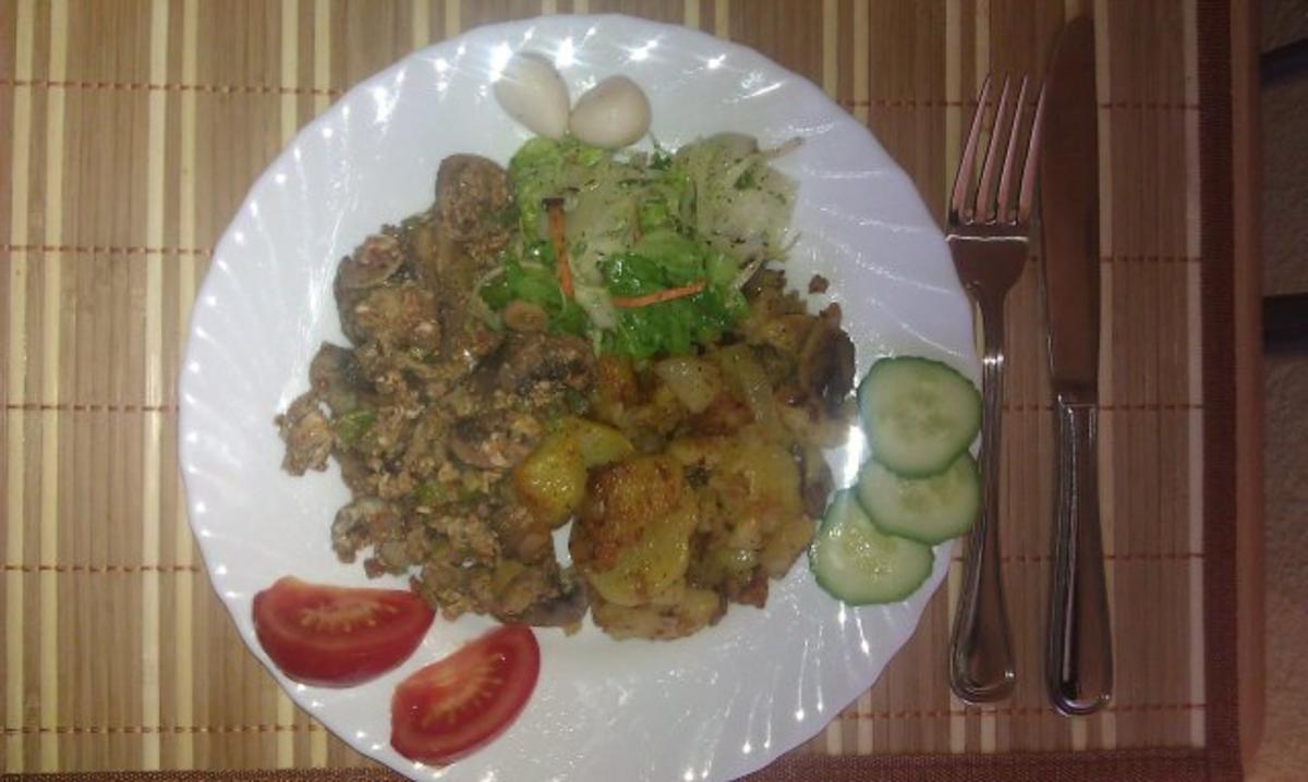 Champignons mit Rührei, Bratkartoffeln und Salat - Rezept