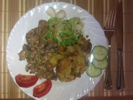 Rezept: Champignons mit Rührei, Bratkartoffeln und Salat Champignons mit Rührei, Bratkartoffeln und Salat - Rezept