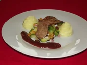 Rosa gebratene Gänseleber auf Rosenkohl "Försterinnen-Art" und Mandelkartoffelschnee - Rezept
