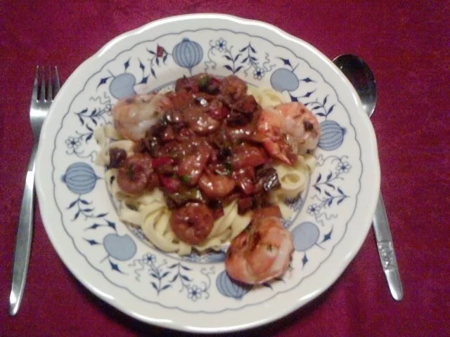 Rezept: GAMBAS TUMMELN SICH AUF SCHARFEM ASIA-GEMÜSE UND BREITEN NUDELN GAMBAS TUMMELN SICH AUF SCHARFEM ASIA-GEMÜSE UND BREITEN NUDELN - Rezept