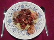 Rezept: GAMBAS TUMMELN SICH AUF SCHARFEM ASIA-GEMÜSE UND BREITEN NUDELN GAMBAS TUMMELN SICH AUF SCHARFEM ASIA-GEMÜSE UND BREITEN NUDELN - Rezept