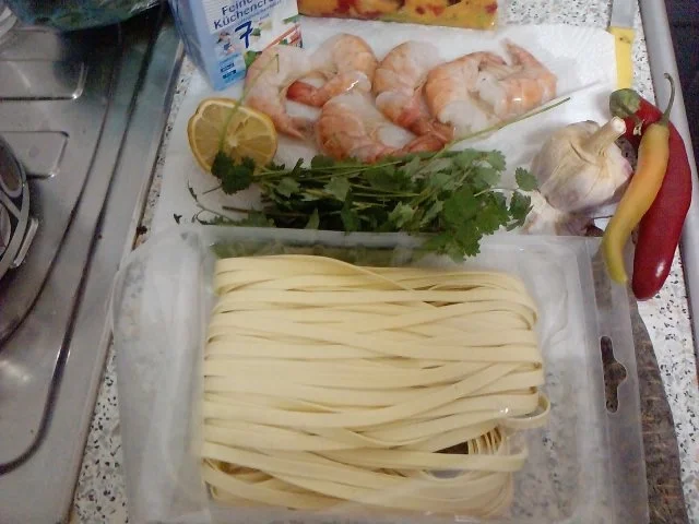 Rezept: GAMBAS TUMMELN SICH AUF SCHARFEM ASIA-GEMÜSE UND BREITEN NUDELN Bild Nr. 2 GAMBAS TUMMELN SICH AUF SCHARFEM ASIA-GEMÜSE UND BREITEN NUDELN - Rezept - Bild Nr. 2