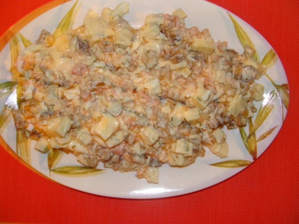 Salat :  Gemischter Käsesalat mit Bratkartoffelwürfelchen und Schwarzbrotcroutons - Rezept