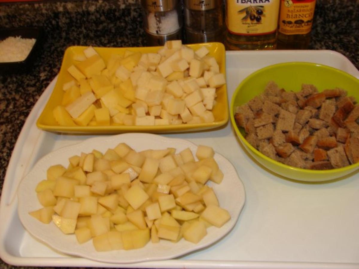 Salat :  Gemischter Käsesalat mit Bratkartoffelwürfelchen und Schwarzbrotcroutons - Rezept - Bild Nr. 2