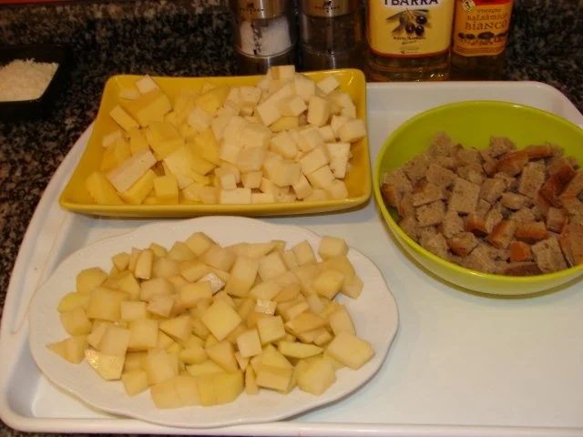 Salat :  Gemischter Käsesalat mit Bratkartoffelwürfelchen und Schwarzbrotcroutons - Rezept - Bild Nr. 2