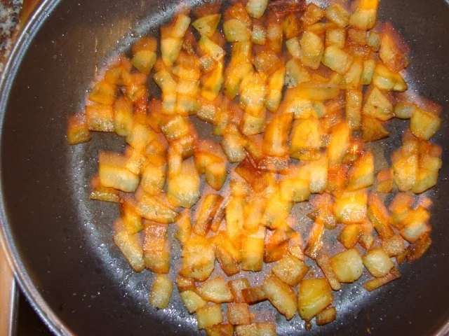 Salat :  Gemischter Käsesalat mit Bratkartoffelwürfelchen und Schwarzbrotcroutons - Rezept - Bild Nr. 5