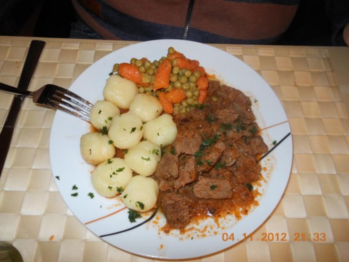 Bilder für Rindergulasch mit Knödel - Rezept