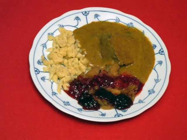 Rezept: Sauerbraten mit Spätzle, Apfelkompott und Holunderbeeren Sauerbraten mit Spätzle, Apfelkompott und Holunderbeeren - Rezept