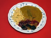 Sauerbraten mit Spätzle, Apfelkompott und Holunderbeeren - Rezept