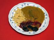 Sauerbraten mit Spätzle, Apfelkompott und Holunderbeeren - Rezept
