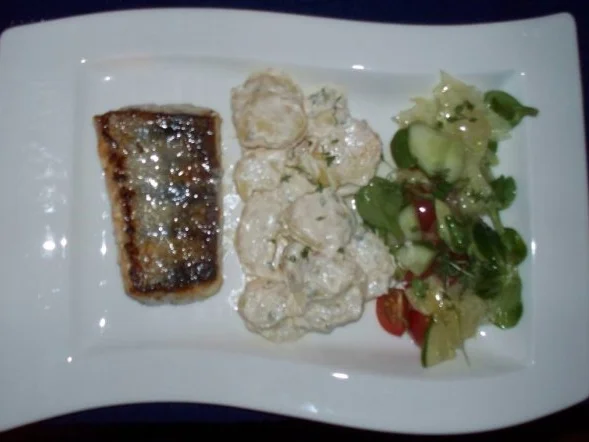 Rezept: Zanderfilet mit zweierlei Salaten Zanderfilet mit zweierlei Salaten - Rezept