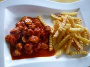 Wurstgulasch in würziger Tomaten-Balsamicosauce. - Rezept