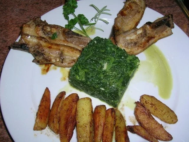 Rezept: Spanferkelspareribs mit Röstkartoffeln und Blattspinat (schnell und lecker) Bild Nr. 4 Spanferkelspareribs mit Röstkartoffeln und Blattspinat (schnell und lecker) - Rezept - Bild Nr. 4