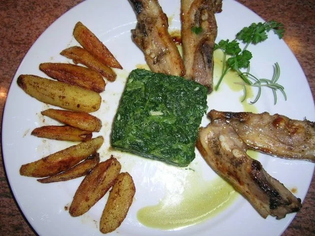 Rezept: Spanferkelspareribs mit Röstkartoffeln und Blattspinat (schnell und lecker) Bild Nr. 3 Spanferkelspareribs mit Röstkartoffeln und Blattspinat (schnell und lecker) - Rezept - Bild Nr. 3