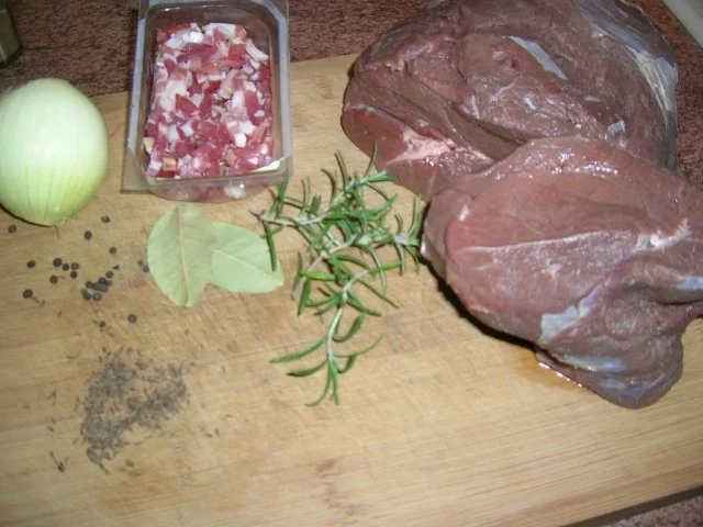 Wildschweinkeule mit Backobst, Mohnwickelrolle, Rahmwirsing mit Mandelblättchen - Rezept - Bild Nr. 2