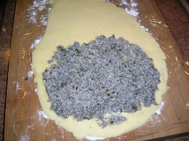 Wildschweinkeule mit Backobst, Mohnwickelrolle, Rahmwirsing mit Mandelblättchen - Rezept - Bild Nr. 5